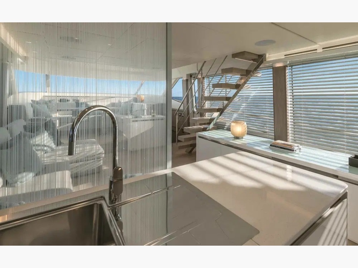 MCY 76 skylounge