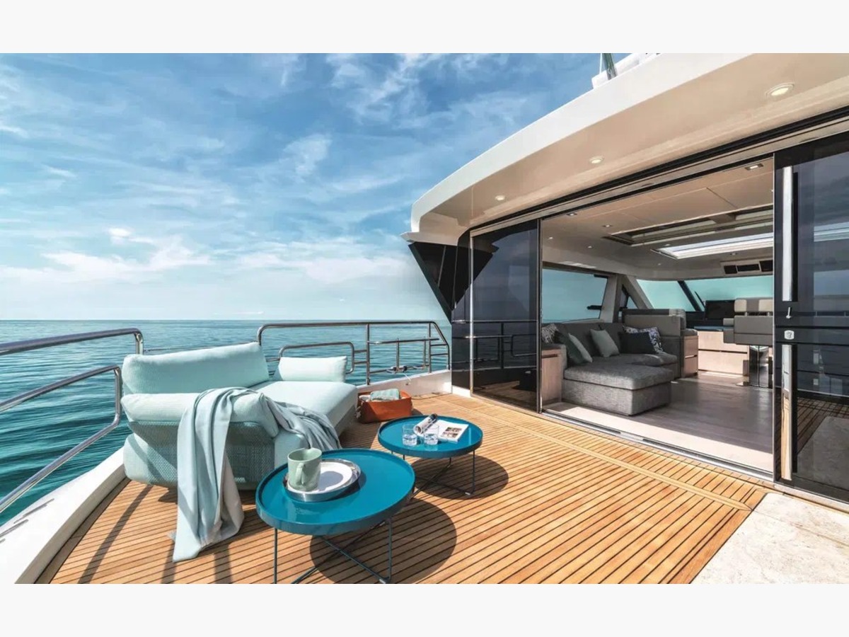 MCY 76 skylounge